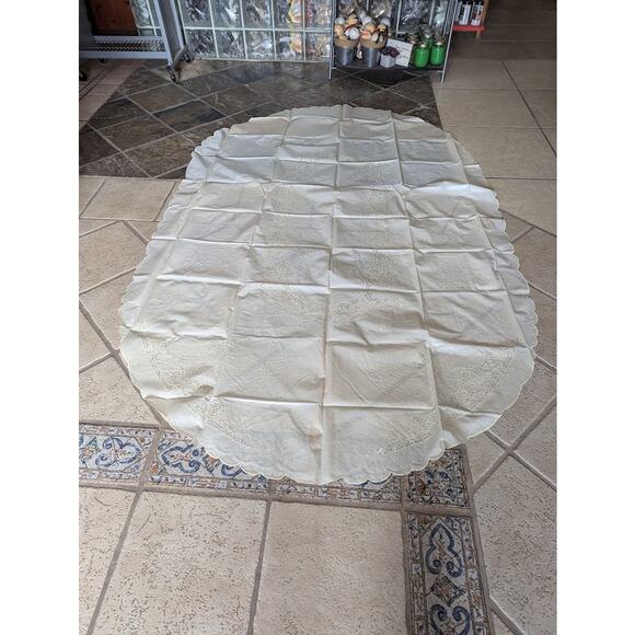 Vintage plastice WIPEABLE oval table cloth faux embroidery pattern 55" x 88" - Picture 6 of 8